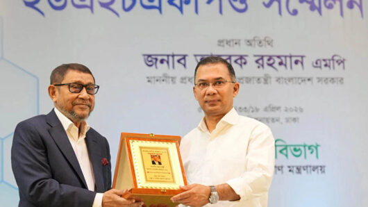 ‘মন্ত্রী সাহেব প্রশংসা একটু কম কইরেন’, স্বাস্থ্যমন্ত্রীকে প্রধানমন্ত্রী