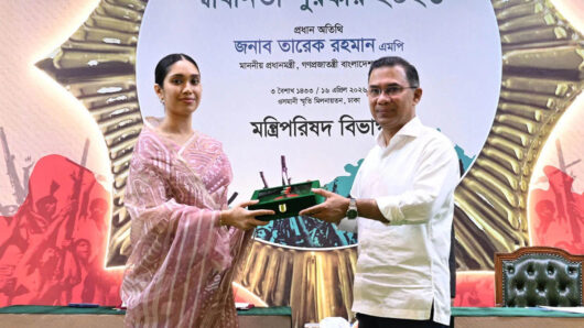 খালেদা জিয়ার স্বাধীনতা পুরস্কার গ্রহণ করলেন নাতনি জাইমা রহমান