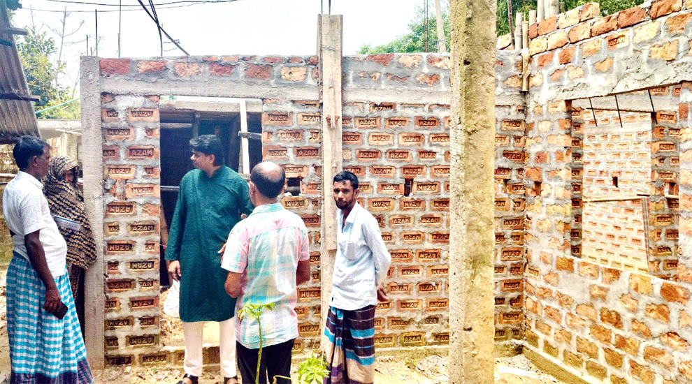 জৈন্তাপুরে অসহায় পরিবারের ঘর নির্মাণে তোফায়েল আহমদের অনুদান