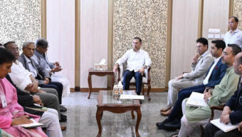 প্রধানমন্ত্রীর সঙ্গে বিশ্বসাহিত্য কেন্দ্রের প্রতিষ্ঠাতার বৈঠক