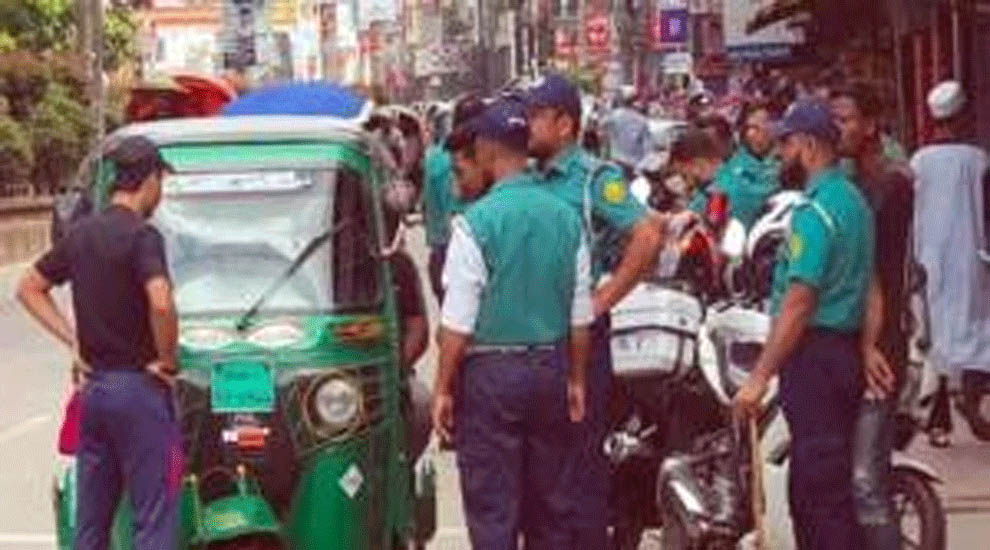 সিলেটে ১২০ যানবাহনের বি রু দ্ধে পুলিশের ব্যবস্থা