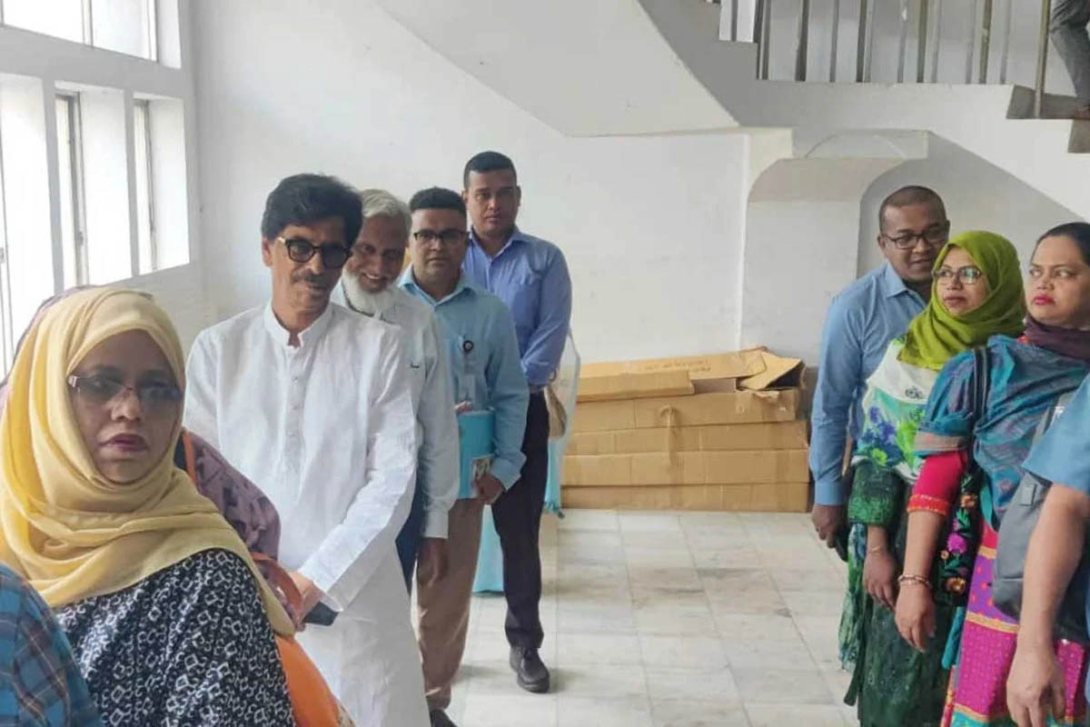 সরকারি দফতরে কর্মরতদের নিয়ম-শৃ ঙ্খ লা মেনে চলা জ রু রি: কৃষিমন্ত্রী