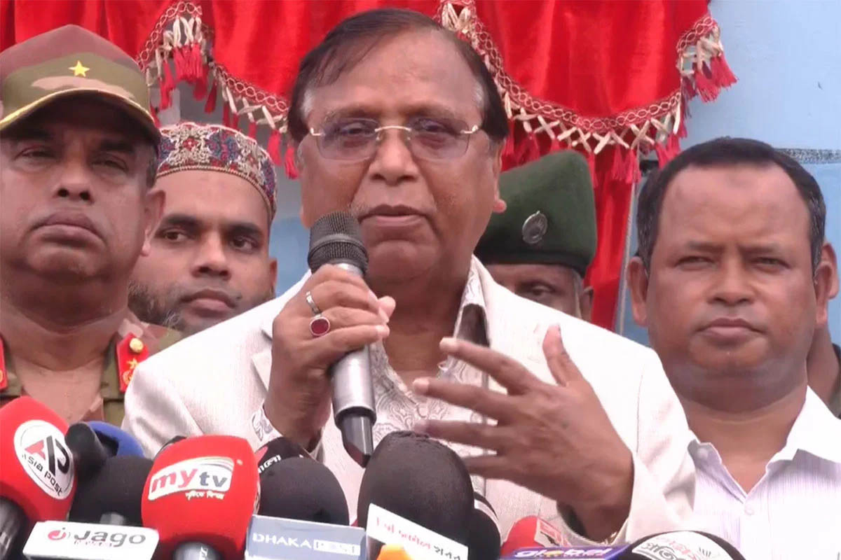 ‘ফুটপাতের ব্যবসায়ীদের শৃঙ্খলার মধ্যে আসতে হবে, এজন্য আমরা লাইসেন্স দিব’