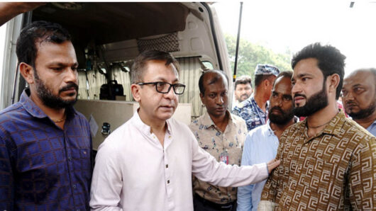 সিলেটের প্রবাসী গিরিশের লা শ পরিবারের হাতে তুলে দিলেন বাণিজ্যমন্ত্রী