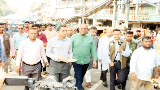 নগর পরিচ্ছন্ন রাখতে মাঠে সিসিক প্রশাসক কাইয়ুম চৌধুরী