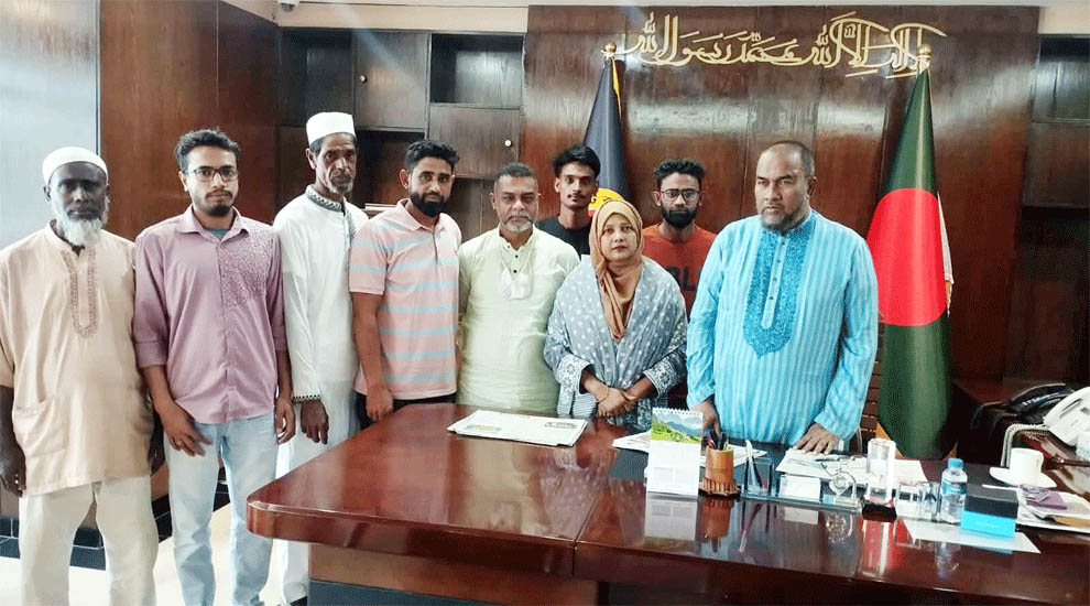 সড়ক সংস্কারের দাবিতে সিসিক প্রশাসকের কাছে এলাকাবাসীর আবেদন