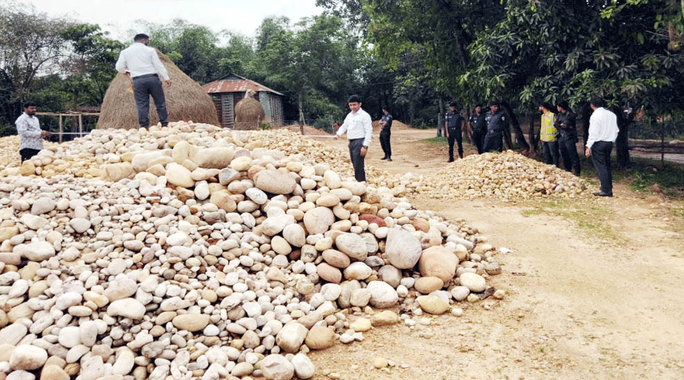 শাহ আরেফিন টিলায় ৯৬ হাজার ঘনফুট পাথর জ ব্দ