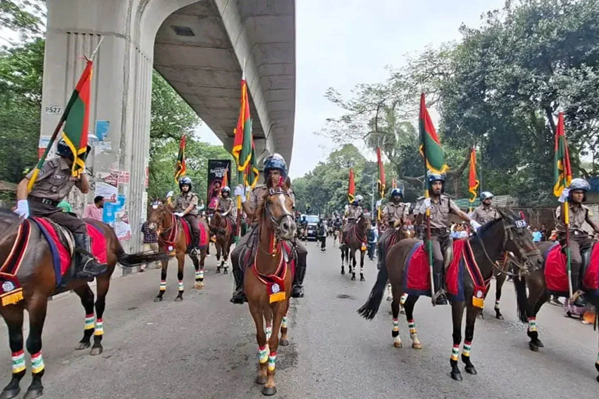 বৈশাখী শোভাযাত্রায় ডিএমপির রাজকীয় আবহ: নজর কাড়ল অশ্বারোহী দল