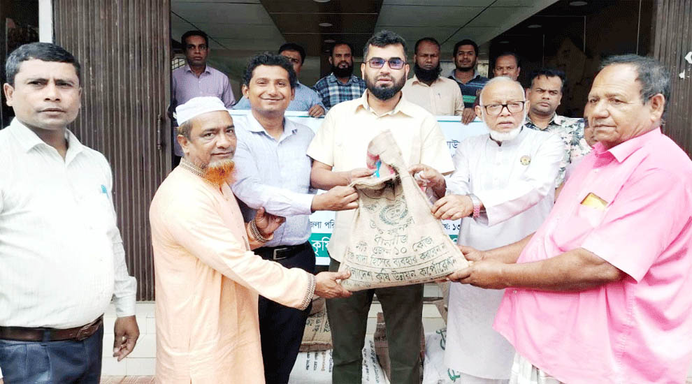 কানাইঘাটে প্রান্তিক কৃষকদের মাঝে বিনামূল্যে বীজ ও সার বিতরণ