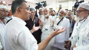 হজ ক্যাম্পে গিয়ে হজযাত্রীদের খোঁজখবর নিলেন প্রধানমন্ত্রী