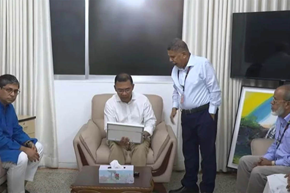 নবনিযুক্ত ১৪ জেলা পরিষদ প্রশাসকের সঙ্গে প্রধানমন্ত্রীর বৈঠক