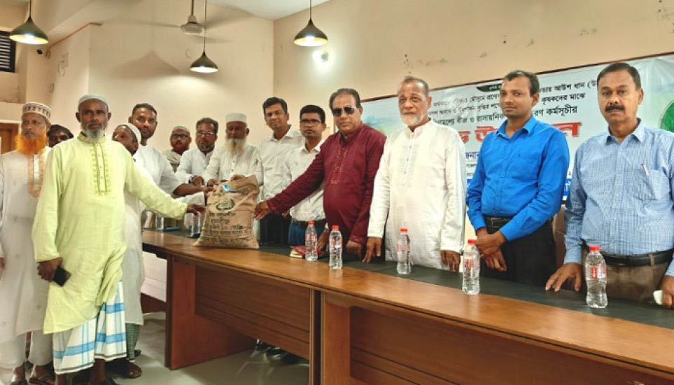 কুলাউড়ায় বিনামূল্যে বীজ-সার পেলেন কৃষকরা