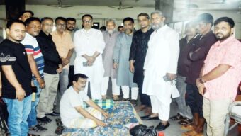 ব্যবসায়ীর শয্যাপাশে দোকান মালিক সমিতি সিলেট জেলা শাখার নেতৃবৃন্দ