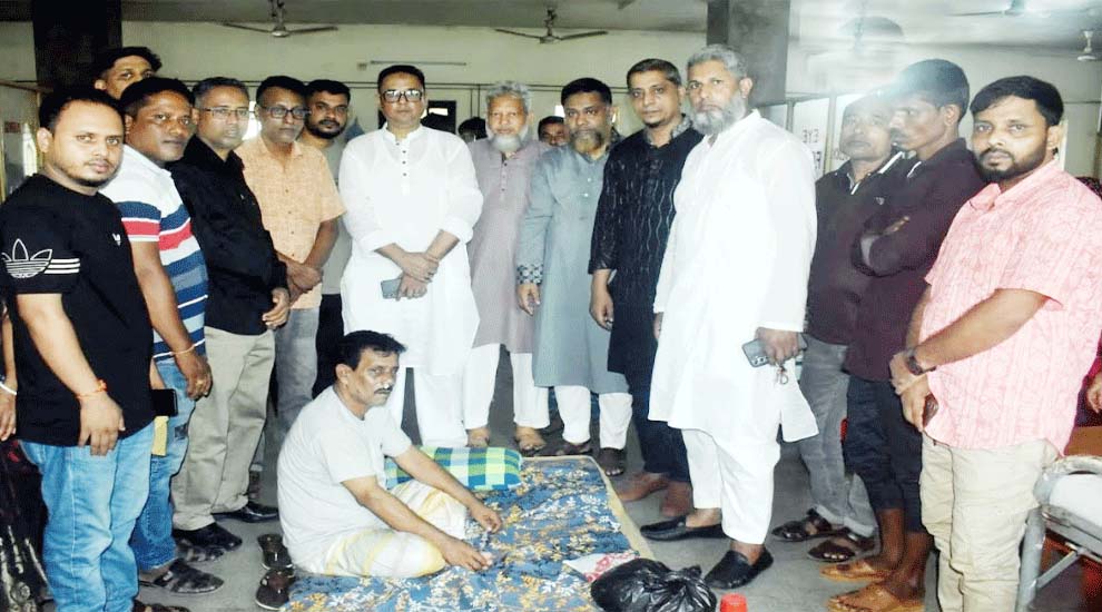 ব্যবসায়ীর শয্যাপাশে দোকান মালিক সমিতি সিলেট জেলা শাখার নেতৃবৃন্দ