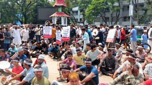 সিলেটে ‘থালা-বাটি’ নিয়ে আ*ন্দো*ল*নে রাস্তায় হকাররা