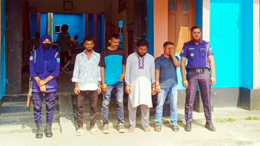 জৈন্তাপুর সীমান্তে অনুপ্রবেশকালে দা*লা*লসহ আ ট ক ১৩