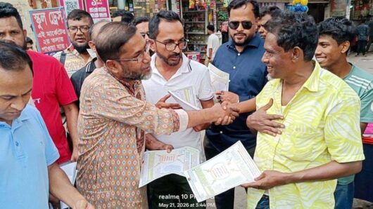 সিলেট জেলা স্বেচ্ছাসেবক দলের লিফলেট বিতরণ