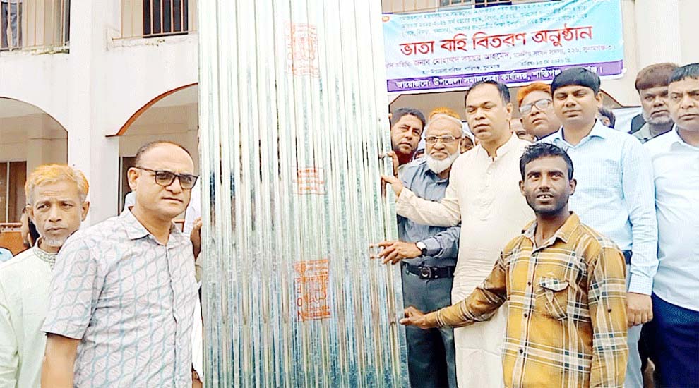 শান্তিগঞ্জে অসহায় পরিবারের মাঝে ঢেউটিন বিতরণ করলেন এমপি কয়ছর