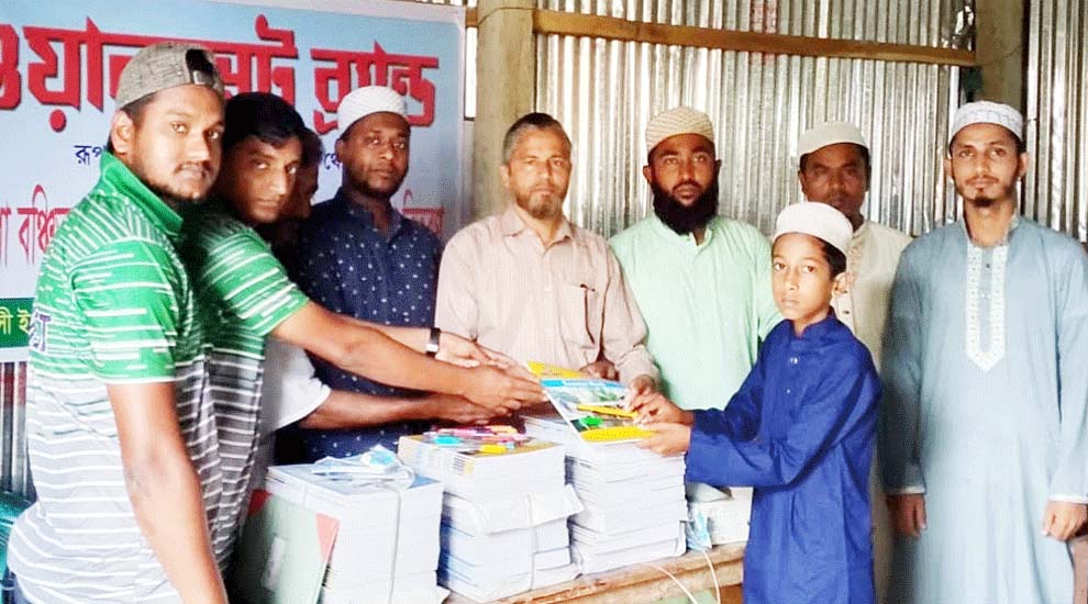 জুড়ীতে শিক্ষার্থীর মাঝে শিক্ষা উপকরণ বিতরণ