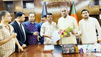সিসিক প্রশাসককে পূজা উদযাপন ফ্রন্ট জেলা ও মহানগর আহ্বায়ক কমিটির ফুলেল শুভেচ্ছা
