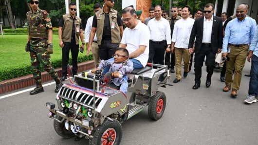 কলেজছাত্র ওয়াকিমুলের বানানো ‘স্মার্ট কারে’ চড়লেন প্রধানমন্ত্রী