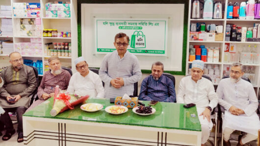 ঈদকে সামনে রেখে সিলেটের হলি বাজার পরিদর্শনে বানিজ্য মন্ত্রী খন্দকার আব্দুল মুক্তাদির