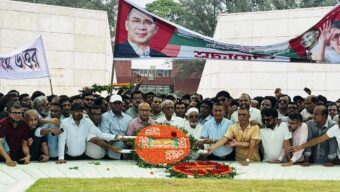 জিয়াউর রহমান ও খালেদা জিয়ার সমাধিতে যুবদলের শ্রদ্ধা