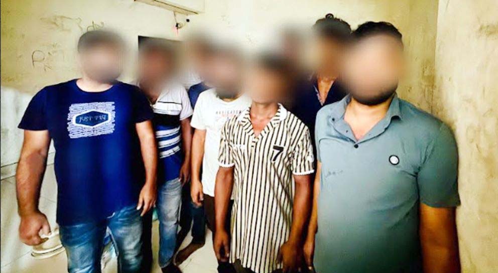 সিলেটে যাত্রীবাহী বাস থামিয়ে ৯ জন গ্রে ফ তা র