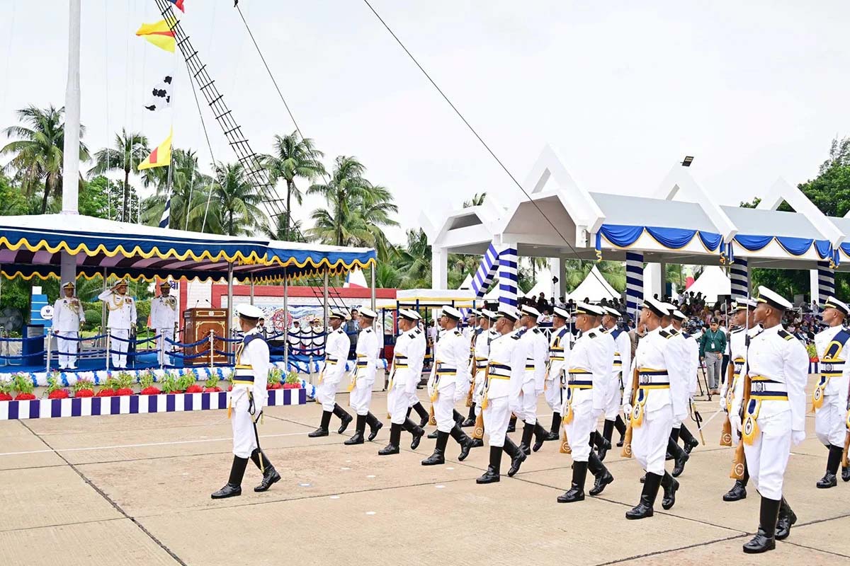 সার্বভৌমত্ব ও দেশমাতৃকার সুরক্ষায় সর্বোচ্চ ত্যাগ স্বীকারের শপথ নিলেন নবীন নৌ কর্মকর্তারা