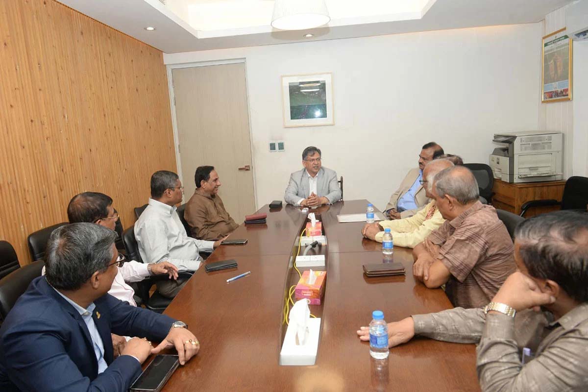 স্বরাষ্ট্রমন্ত্রীর সঙ্গে পূজা উদযাপন পরিষদের নেতৃবৃন্দের সৌজন্য সাক্ষাৎ