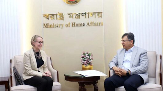 স্বরাষ্ট্রমন্ত্রীর সঙ্গে যুক্তরাজ্যের হাইকমিশনারের সাক্ষাৎ