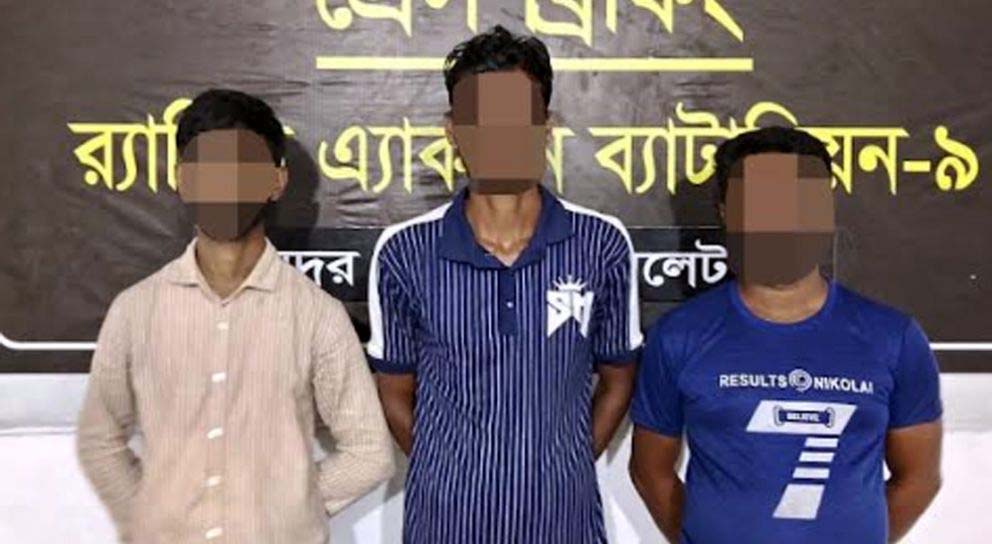 সিলেটের সৈনিক ফুড কর্ণার থেকে ৩ জন গ্রে ফ তা র