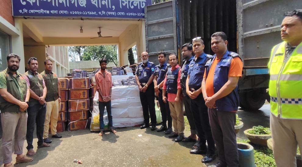 সিলেটে কাভার্ড ভ্যান ভর্তি জিরা-মেহেদী নিয়ে আ ট ক-১