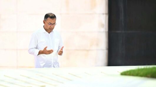 দেশে ফিরে বাবা-মায়ের কবর জিয়ারত প্রধানমন্ত্রীর