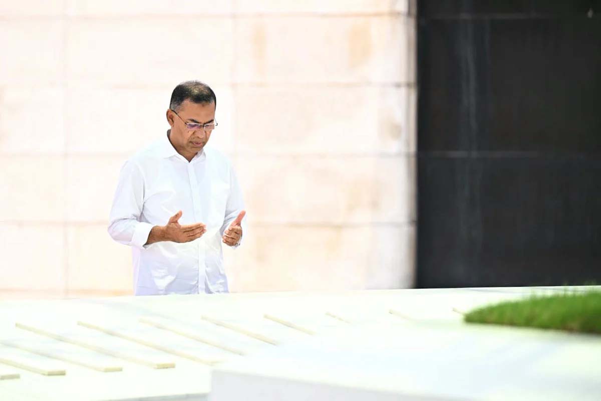 দেশে ফিরে বাবা-মায়ের কবর জিয়ারত প্রধানমন্ত্রীর