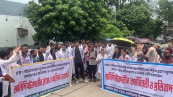 সিলেটে কর্মবিরতিতে ওসমানী হাসপাতালের ইন্টার্ন চিকিৎসকরা