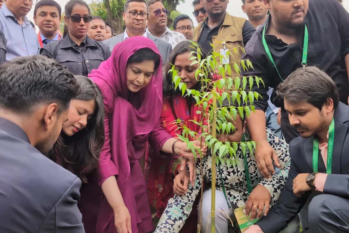 বৃক্ষরোপণ কর্মসূচি ও বিজ্ঞান মেলার উদ্বোধন করলেন ডা. জুবাইদা