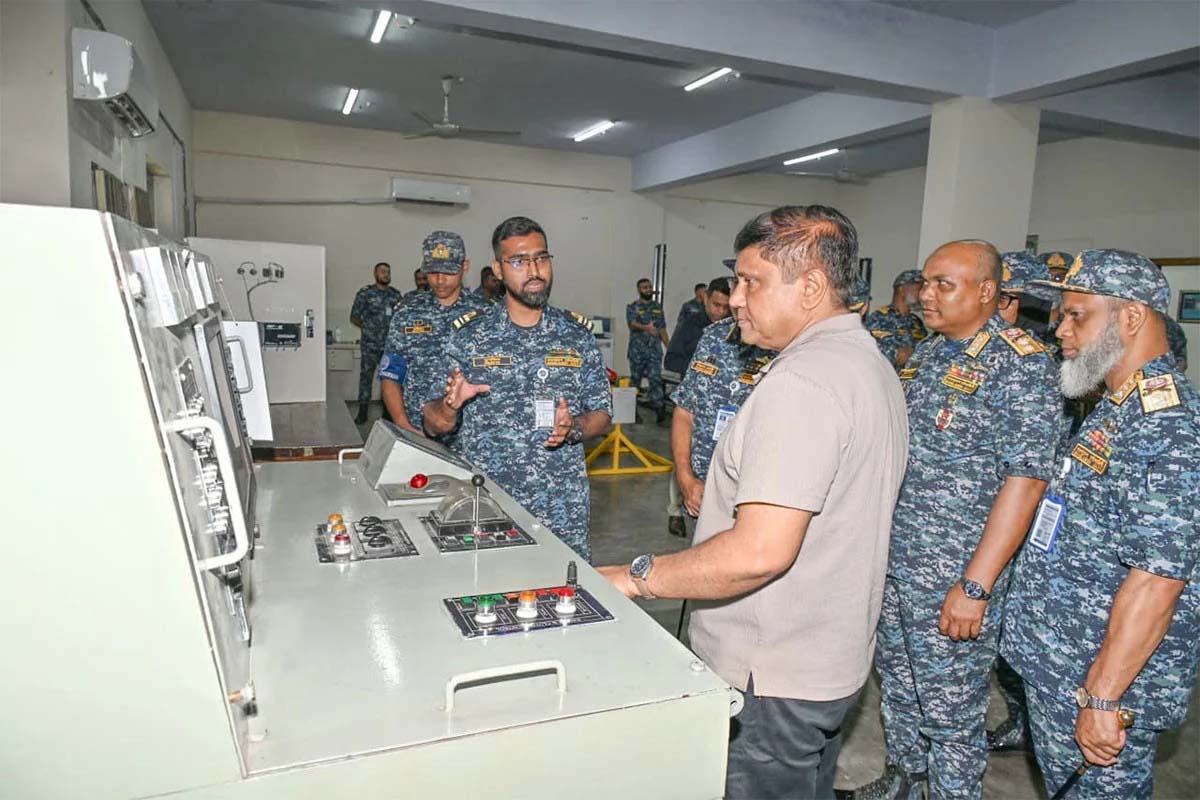 চট্টগ্রামে নৌবাহিনীর বিভিন্ন স্থাপনা পরিদর্শন করলেন প্রধানমন্ত্রীর প্রতিরক্ষা উপদেষ্টা