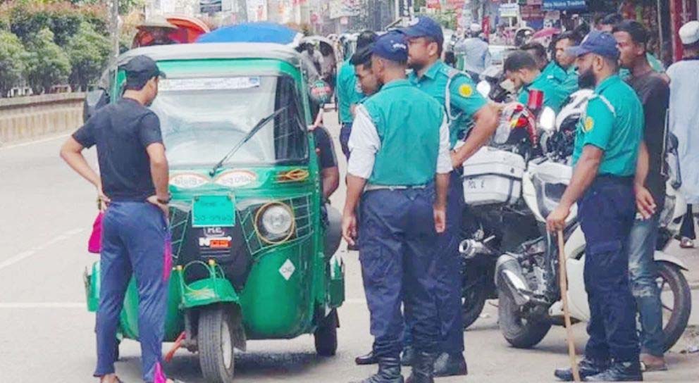 সিলেটের সড়কে যানবাহন ধরছে পুলিশ