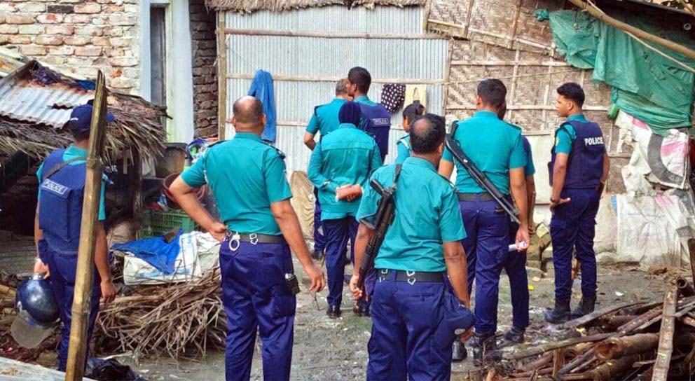 মহানগরীতে হা র্ড লাইনে পুলিশ, দুই শতাধিক গ্রে ফ তা র
