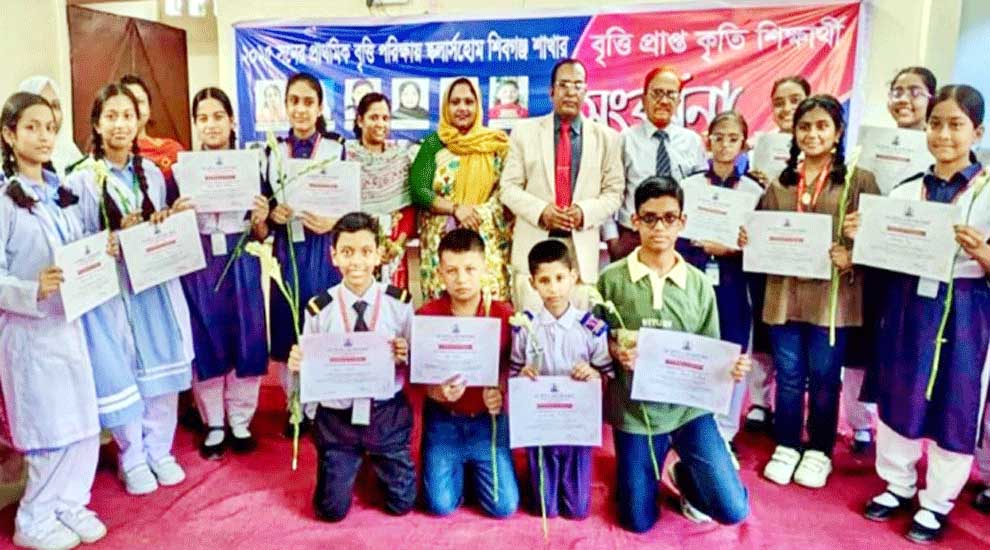 স্কলার্সহোম শিবগঞ্জ শাখায় কৃতি শিক্ষার্থীদের সংবর্ধনা