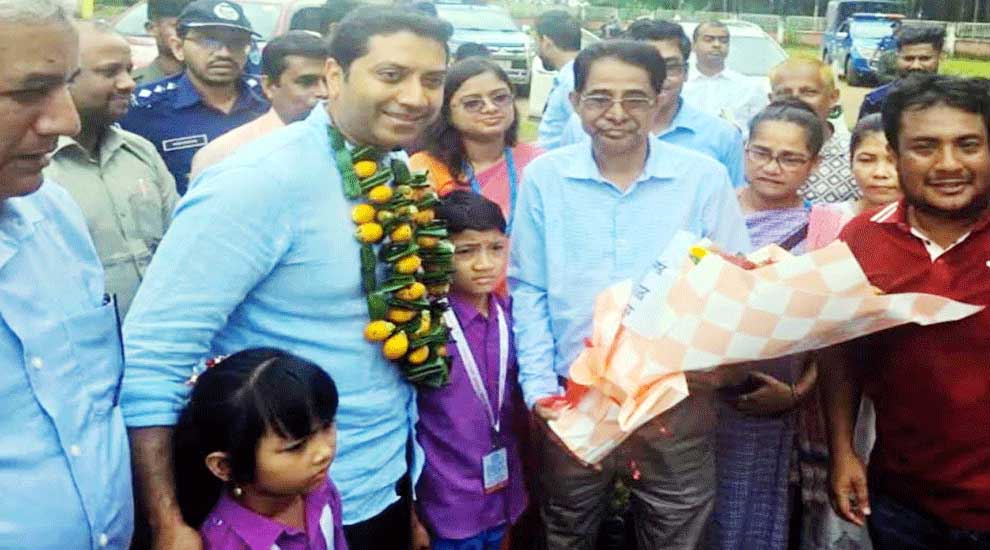 সিলেটে পান-সুপারির মালায় বরণ প্রতিমন্ত্রী ববি হাজ্জাজকে