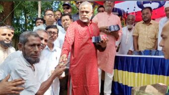 হবিগঞ্জে বন্যার্তদের মধ্যে হুইপ গউছের বস্ত্র বিতরণ