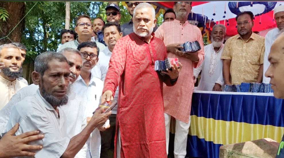 হবিগঞ্জে বন্যার্তদের মধ্যে হুইপ গউছের বস্ত্র বিতরণ