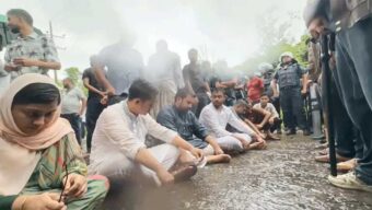 হবিগঞ্জে বৃষ্টির মধ্যেই রাস্তায় অবস্থান এনসিপি নেতাদের