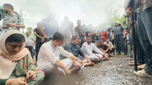 হবিগঞ্জে বৃষ্টির মধ্যেই রাস্তায় অবস্থান এনসিপি নেতাদের