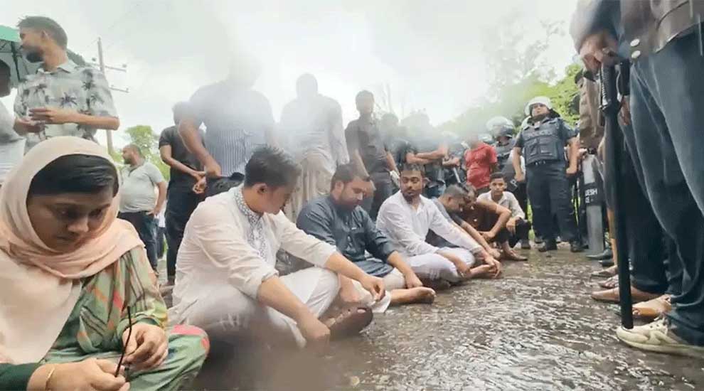হবিগঞ্জে বৃষ্টির মধ্যেই রাস্তায় অবস্থান এনসিপি নেতাদের