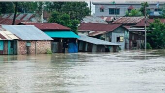 ভ য়া ব হ রূপে খোয়াই নদী, বাঁধ ভেঙে লোকালয়ে বন্যা