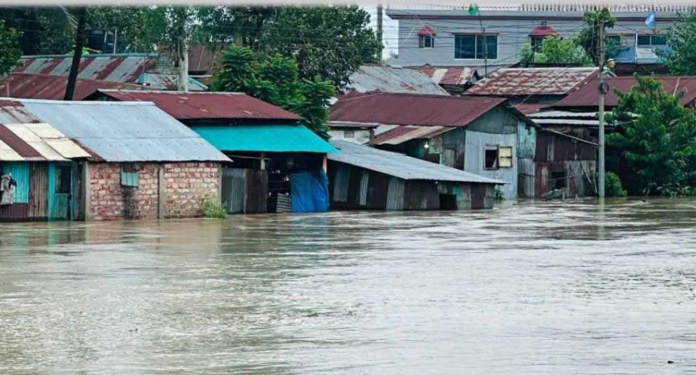 ভ য়া ব হ রূপে খোয়াই নদী, বাঁধ ভেঙে লোকালয়ে বন্যা