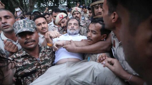 দিল্লিতে রাহুল ও প্রিয়াঙ্কা গান্ধী আ ট ক